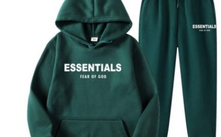 Classic Fit Essential Hoodie with Soft Fleece: Your Everyday Style Staple